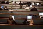 Deltid. Mere end halvdelen af de studerende på kandidatuddannelsen i revivion arbejder ved siden af studiet i et revisionsfirma. 