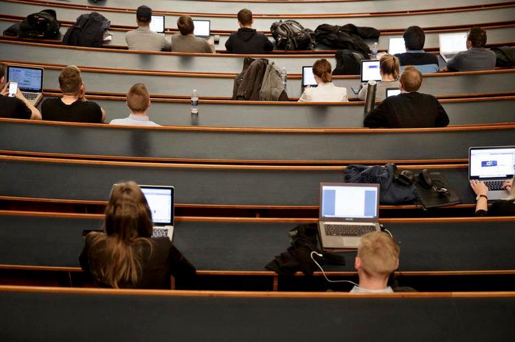 Deltid. Mere end halvdelen af de studerende på kandidatuddannelsen i revivion arbejder ved siden af studiet i et revisionsfirma. 