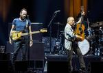 Profiler. Sting kom med rockens muskulatur og en næsten råbende energi, mens Paul Simon på sin egen underspillede facon var i en klasse for sig. 
