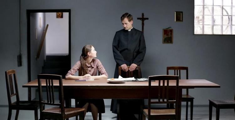 Gudstro. Maria hører alt, hvad præsten siger. Men hun hører det også så grundigt, at hun tænker, at det bedste, hun kan gøre, er at ofre sit liv og lege til Gud. 