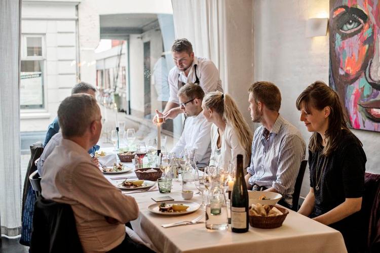 Skønhed. Kunsten på Substans er grimmere end en dårlig Hornsleth. Men maden på den hyggelige gourmetrestaurant i Aarhus C er smuk - og smager fantastisk. 