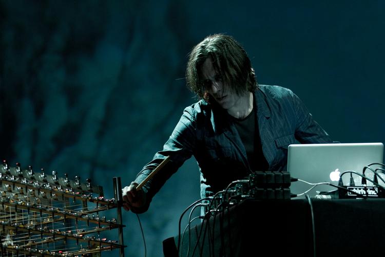 ELEKTRONIK. Her ses østrigske Christian Fennesz ved en live-optræden i 2012. 