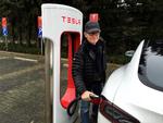 Souvenir-shopping. I Hamburg kan man kun bruge superchargeren i Tesla-butikkens åbningstid. Hans Peter Hviid faldt for en kasket og et kaffekrus i ventetiden. Privatfoto 