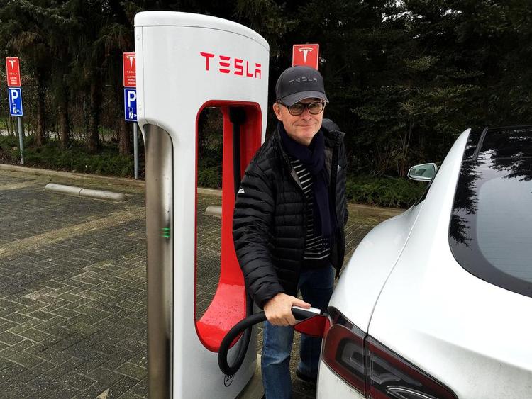 Souvenir-shopping. I Hamburg kan man kun bruge superchargeren i Tesla-butikkens åbningstid. Hans Peter Hviid faldt for en kasket og et kaffekrus i ventetiden. Privatfoto 