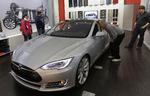 Opdatering. En måske kommende køber kigger ind i Tesla S. Ejeren kan glæde sig over, at bilen løbende og gratis bliver forbedret. 
