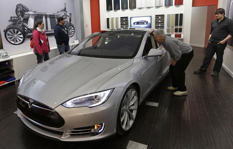 Opdatering. En måske kommende køber kigger ind i Tesla S. Ejeren kan glæde sig over, at bilen løbende og gratis bliver forbedret. 