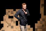 veltalende. Tobias Dybvad er teknisk fremragende, og hans show er ganske unikt derved, at han stort set undgår at tale om sex i nogen form. 