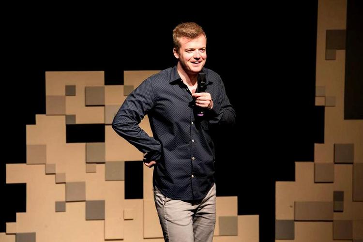 veltalende. Tobias Dybvad er teknisk fremragende, og hans show er ganske unikt derved, at han stort set undgår at tale om sex i nogen form. 
