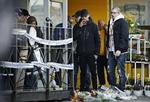 Afspærring. Der er afspærringer rundt om restauranten, hvor der i går blev affyret skud. Flere er mødt op på torvet og nogle enkelte ligger blomster ved gerningsstedet. 