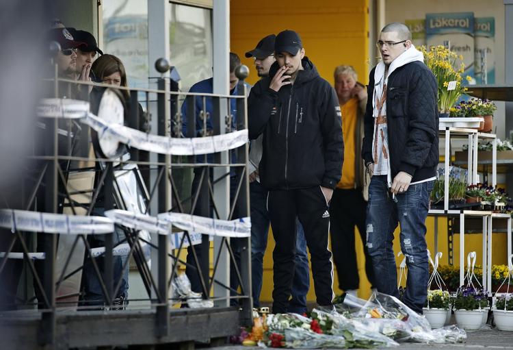 Afspærring. Der er afspærringer rundt om restauranten, hvor der i går blev affyret skud. Flere er mødt op på torvet og nogle enkelte ligger blomster ved gerningsstedet. 