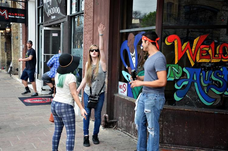 toneangivende. Kendisser, nørder og unge, der drømmer om en filmkarriere, strømmer i disse dage til South by Southwest-festivalen i Austin. Festivalen er i dag en af USA's mest toneangivende festivaler, når det gælder at spotte nye ideer, talenter – som f.eks. Lena Dunham - musik og film med potentiale til det store gennembrud. 