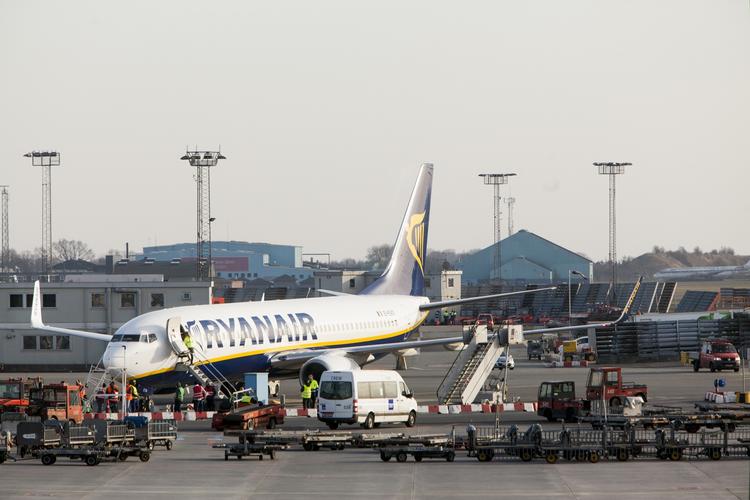 Aktion. I går dukkede mellem 50 og 60 lufthavnsansatte op foran Ryanair-flyet, og forhindrede flyet i at lette i 3 timer. Nu trækkes en række danske fagforeninger i Arbejdsretten af det irske flyselskab. 