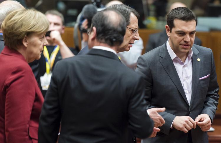 Natteroderi. Tysklands forbundskansler og Frankrigs præsident blev længe oppe i nat for at diskutere med Grækenlands regeringsleder, Alexis Tsipras (til højre). Men både Angela Merkel og François Hollande understregede bagefter, at flere penge kræver klare lister over reformer fra grækerne. 