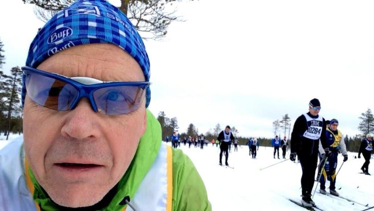 EFTERRATIONALISERING. Hvis man bare arbejder hårdt nok med sin erkendelse, kan en placering i bagtroppen sagtens blive til en enestående bedrift, ifølge motionsredaktøren, der har taget denne snowfie ved 75 kilometer til mål. 
