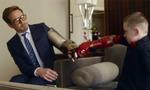 VIDEOHIT. Tony Stark også kendt som Iron Man også kendt som Robert Downey, Jr. forærede 7-årige Alex en ny, intelligent Iron Man-armprotese. Alex er født uden højre underarm. (Foto: Screendump/YouTube) 