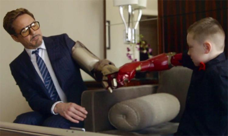 VIDEOHIT. Tony Stark også kendt som Iron Man også kendt som Robert Downey, Jr. forærede 7-årige Alex en ny, intelligent Iron Man-armprotese. Alex er født uden højre underarm. (Foto: Screendump/YouTube) 