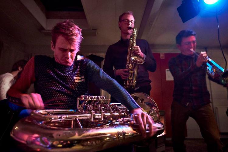 Spontant. Hver måned inviterer jazzmusikere i Aarhus på en improaften i Garagen på Jægergårdsgade 103. 