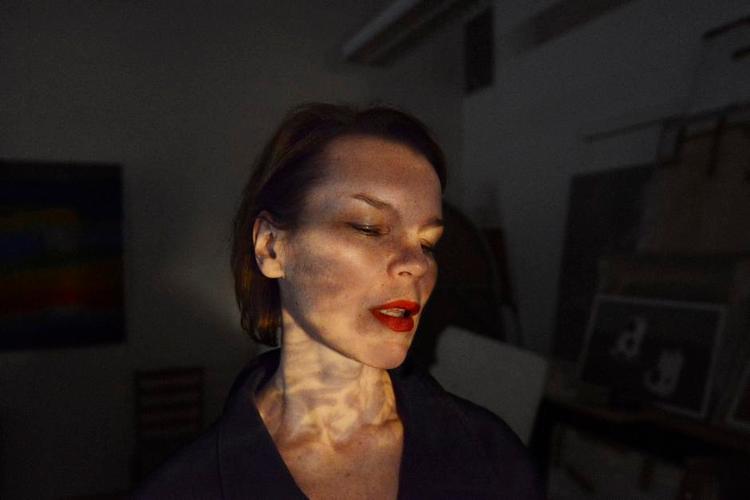 Porcelæn. Anna Järvinen vandt ikke, da hun i 2013 deltog i det svenske melodi grand prix med sangen ’Porslin’. Men nummeret, der handlede om et ægtepars tyve år sammen, gjorde hende til et stort navn i hjemlandet. Pr-foto: Carl Johan De Geer 