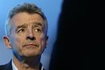 mavelanding. Ryanair bekendtgjorde tidligere på ugen, at de ville til at flyve over Atlanten til helt ned til 100 kroner per sæde. Nu trækker chefen, Michael O'Leary, i land. 