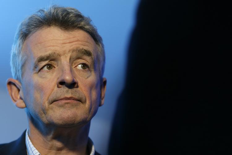 mavelanding. Ryanair bekendtgjorde tidligere på ugen, at de ville til at flyve over Atlanten til helt ned til 100 kroner per sæde. Nu trækker chefen, Michael O'Leary, i land. 