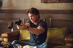 Muskler. Det er Sean Penn, der spiller Jim (the gunman), men – sigende for filmen – spiller han mest af alt med musklerne.