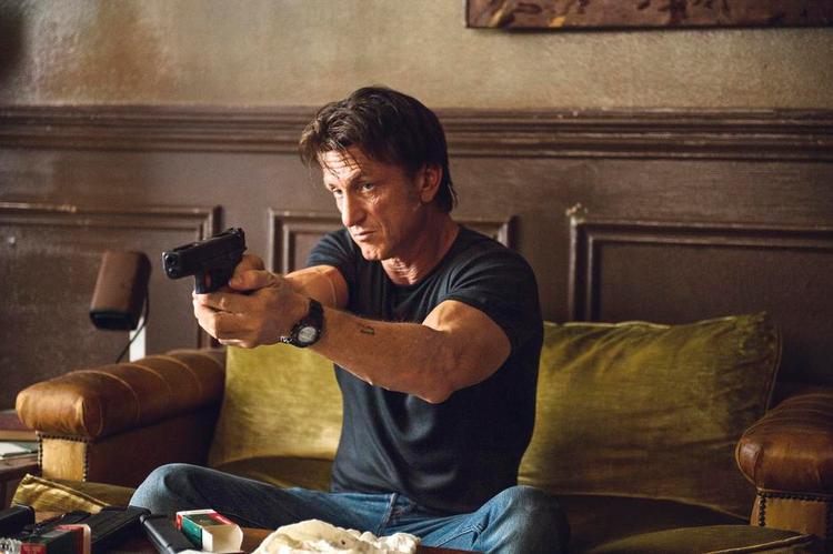 Muskler. Det er Sean Penn, der spiller Jim (the gunman), men – sigende for filmen – spiller han mest af alt med musklerne.