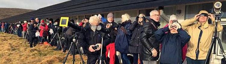 Ventetid. Omkring 8.000 solformørkelsesturister er i Tórshavn for at opleve månen skygge for solen. 