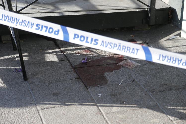 Skuddrab To personer affyrede skud i en restaurant i Göteborg onsdag aften. To blev dræbt og op til 15 såret ved episoden, som politiet mener, var en del af den verserende bandekonflikt i byen. 