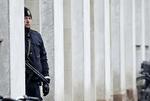 Vagt. Bevæbnede betjente var i dag til stede, da to mænd i relation til terrorangrebet i København blev fremstillet i grundlovsforhør i Københavns Dommervagt. 