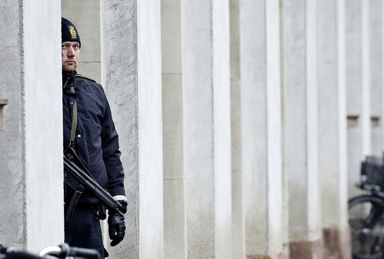 Vagt. Bevæbnede betjente var i dag til stede, da to mænd i relation til terrorangrebet i København blev fremstillet i grundlovsforhør i Københavns Dommervagt. 