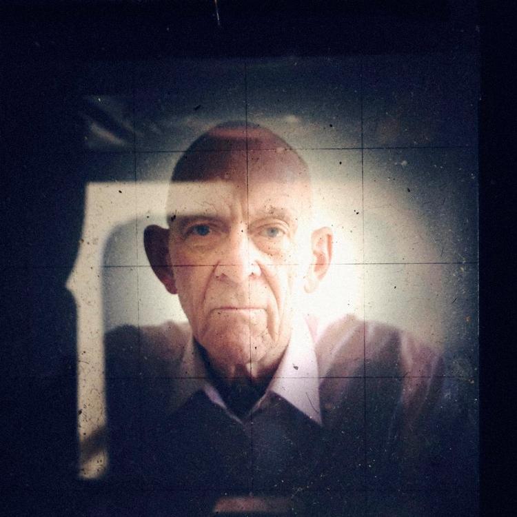 Digter. Vagabonden har fundet blivende sted i Danmark, hvor han kan ses smile - selv i november. 