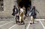 Attantat. Lig bæres væk fra mosken i Sanaa i Yemen, hvor to selvmordbombere dræbte over hundrede personer under fredagsbønnen. 