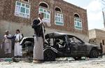 SELVMORDSBOMBE. Vraget af en bil efter dagens attentat mod to moskeer i Sanaa i Yemen, som har dræbt over hundrede personer. 