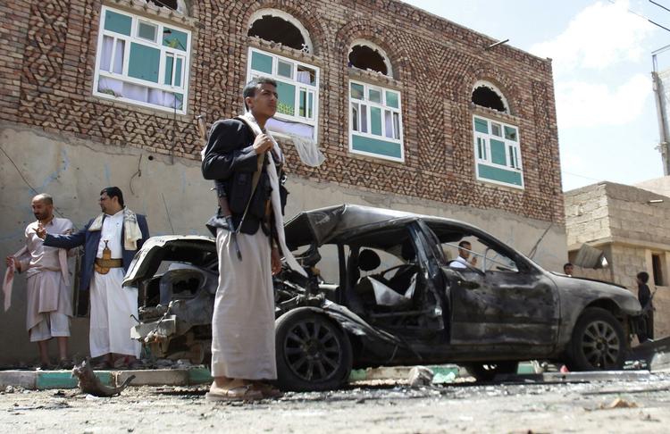 SELVMORDSBOMBE. Vraget af en bil efter dagens attentat mod to moskeer i Sanaa i Yemen, som har dræbt over hundrede personer. 