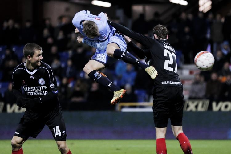Tv-forbud. Pokalkampen mellem Randers og Silkeborg i slutningen af november kunne ikke transmitteres, da det ville have været i strid med Uefa-reglerne. Randers vandt i øvrigt opgøret 1-0 efter forlænget spilletid. 
