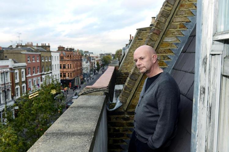 arbejde. Nick Hornby på altanen uden for sit studio. Her skriver han, holder møder og »tuller rundt«. Boligen og familien befinder sig lige i nærheden. 