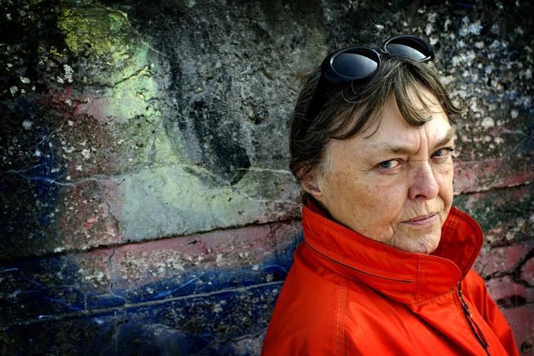 Fællesskab. Inge Eriksen var et sted, som man midt i vor tids massive inderliggørelse af det politiske kan savne helt vildt. Hun kiggede ud på verdens forskellighed og betonede det fælles. Hun var optaget af det det, der forbinder, og ikke det, der adskiller, skriver litteraturredaktør Jes Stein Pedersen. 