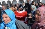 Begravelse. Et af de mange ofre  for terrorangrebet på museet i Tunis blev i går begravet. Nu viser det sig, at de to angribere havde fået en del af deres militære træning i nabolandet Libyen. 