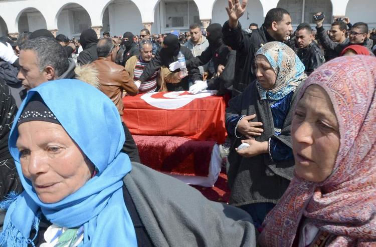Begravelse. Et af de mange ofre  for terrorangrebet på museet i Tunis blev i går begravet. Nu viser det sig, at de to angribere havde fået en del af deres militære træning i nabolandet Libyen. 