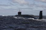 Kampklar. En russisk atomubåd sejler i havet nord for Rusland. 