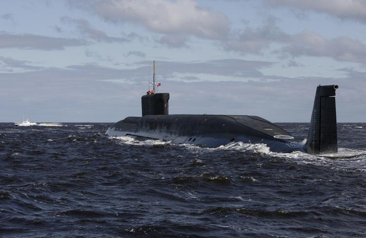 Kampklar. En russisk atomubåd sejler i havet nord for Rusland. 