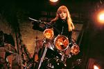 Brrrrrum. Romanens Reno er som et ekko af læderklædte Marianne Faithfull i filmen 'Girl on a Motorcycle' fra 1968. 