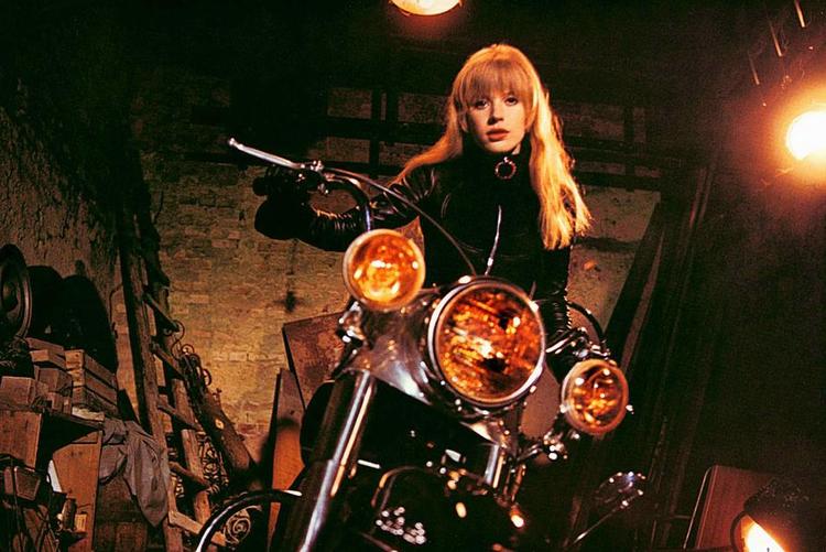 Brrrrrum. Romanens Reno er som et ekko af læderklædte Marianne Faithfull i filmen 'Girl on a Motorcycle' fra 1968. 