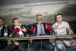 Aftale. Ved et  pressemøde i Parken i dag kunne Spillerforeningens direktørMads Øland (.tv.), DBU's direktør Claus Bretton Meyer (midten) og landsholdsmålmand Stephan Andersen fortælle, at der er indgået en aftale om landsholdets forhold. 