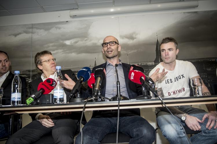 Aftale. Ved et  pressemøde i Parken i dag kunne Spillerforeningens direktørMads Øland (.tv.), DBU's direktør Claus Bretton Meyer (midten) og landsholdsmålmand Stephan Andersen fortælle, at der er indgået en aftale om landsholdets forhold. 