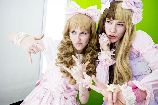 Smile. Sarah Bech (tv.), 24, og Maja Jørgensen 15 (th.) er til NatNight på Nationalmuseet med cosplay-tema. Cosplayerne bruger timer på at blive til sin figur og når man se er 'in charactaer', bliver det foreviget og delt via sociale medier. 