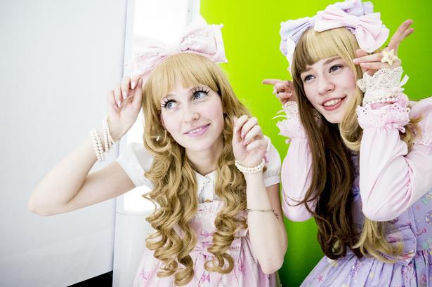 Smile. Sarah Bech (tv.), 24 år, og Maja Jørgensen 15 år (th.) er til NatNight på Nationalmuseet med cosplay-tema. Cosplayerne bruger timer på at blive til sin figur og når man så er 'in character', bliver det foreviget og delt via sociale medier. 