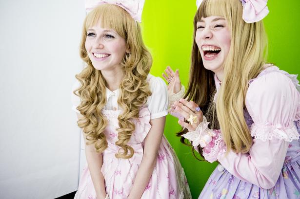 Smile. Sarah Bech (tv.), 24 år, og Maja Jørgensen 15 år (th.) er til NatNight på Nationalmuseet med cosplay-tema. Cosplayerne bruger timer på at blive til sin figur og når man så er 'in character', bliver det foreviget og delt via sociale medier. 