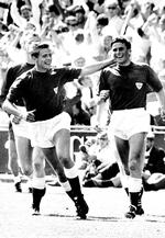 OL-sølv. Tommy Troelsen (th.) debuterede på A-landsholdet i juli 1959 og spillede sin sidste kamp for Danmark ni år senere. Han måtte stoppe tidligt i topfodbold på grund af en knæskade. 