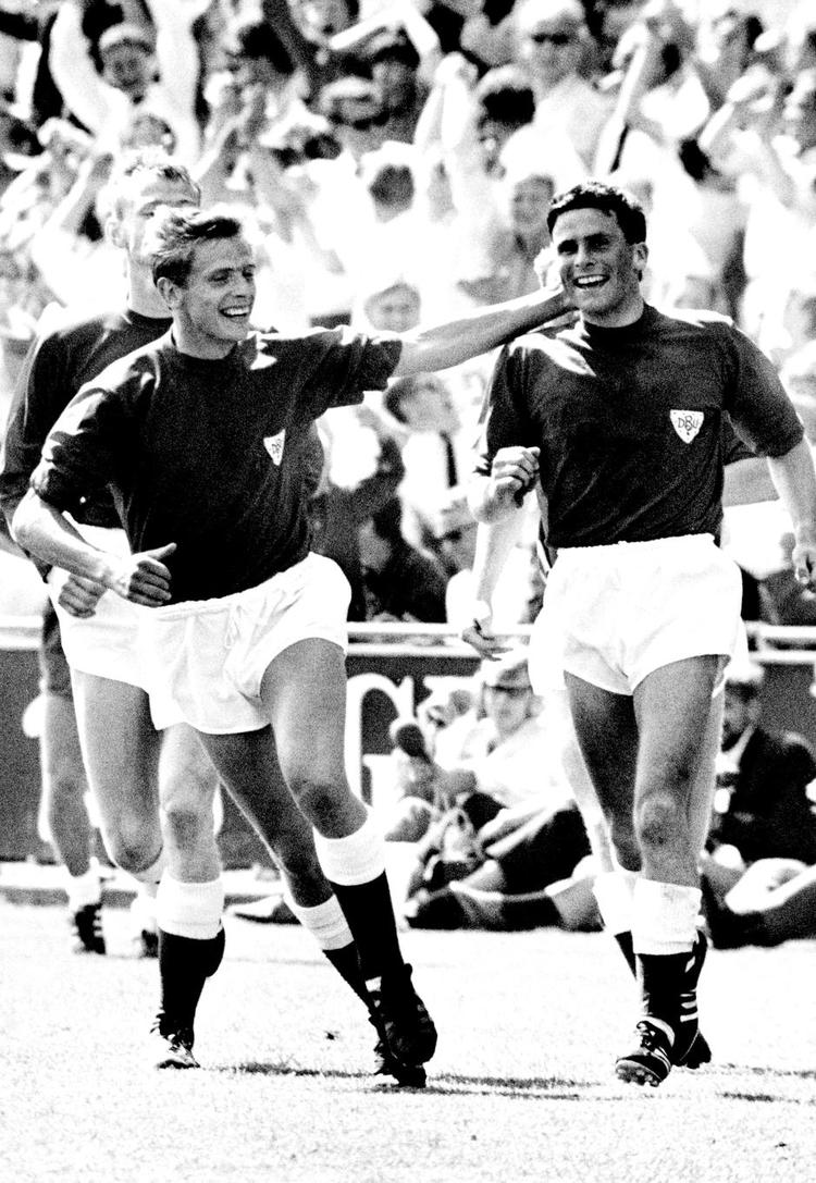 OL-sølv. Tommy Troelsen (th.) debuterede på A-landsholdet i juli 1959 og spillede sin sidste kamp for Danmark ni år senere. Han måtte stoppe tidligt i topfodbold på grund af en knæskade. 